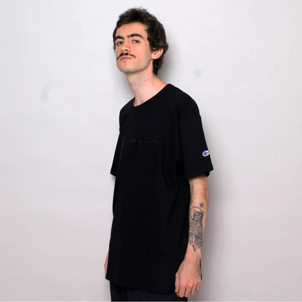 GT220B-124110-2-009.jpg CAMISETA CHAMPION LOGO BORDADO MALHAO PRETA
