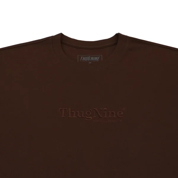 263084-4 CAMISETA THUG NINE BOLD PREMIUM BORDADO MARROM