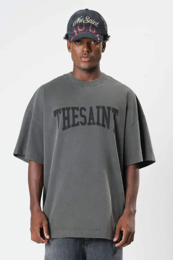 14.02.01.552.002-1_1q9jf9j08zxr5grz CAMISETA OVERSIZED THE SAINT CINZA ESTONADO