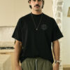 CAMISETA SUBURB COMPANY (BOXY) MONOGRAM PRETA