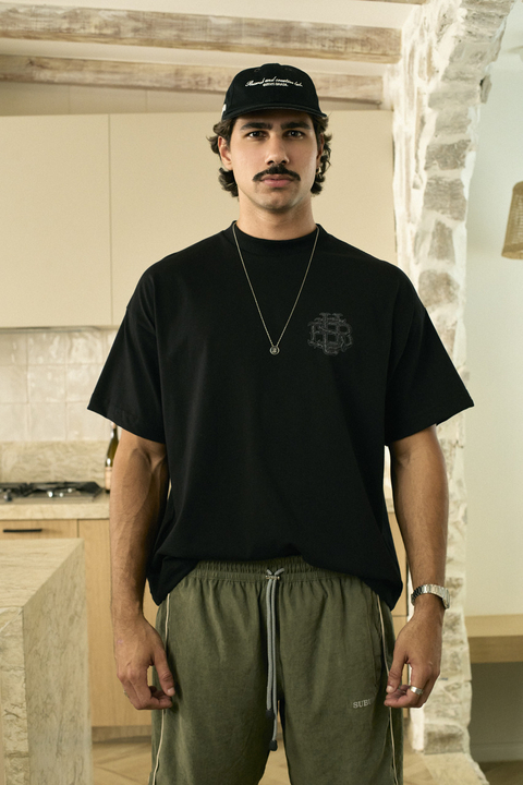 CAMISETA SUBURB COMPANY (BOXY) MONOGRAM PRETA