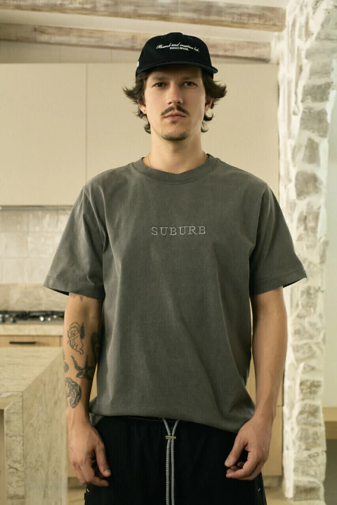 CAMISETA SUBURB COMPANY EMBROIDERY STONE CINZA