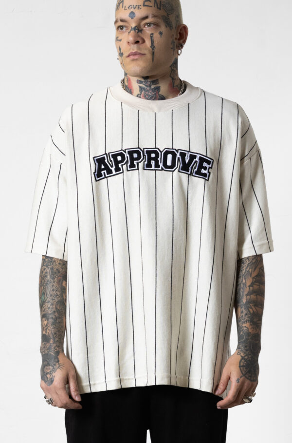 CAMISETA HUGE APPROVE ONLY LISTRADA OFF WHITE