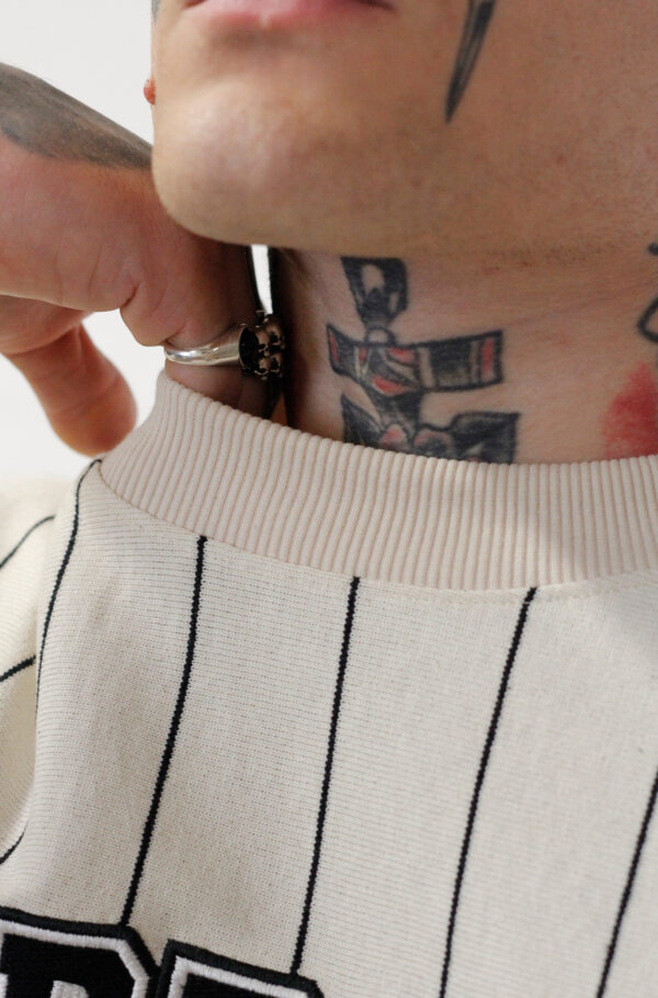 CAMISETA HUGE APPROVE ONLY LISTRADA OFF WHITE