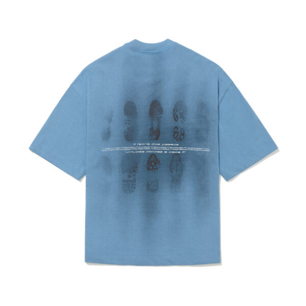 CAMISETA ELO EM COMUM "TEORIA DOS PASSOS" OVER AZUL