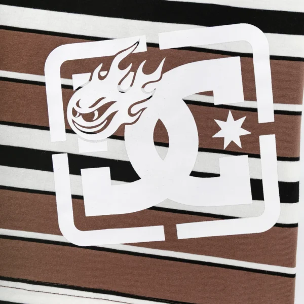 Tee_Kidz_HIGHxDC_Brown_Detail CAMISETA KIDZ HIGH x DC BROWN